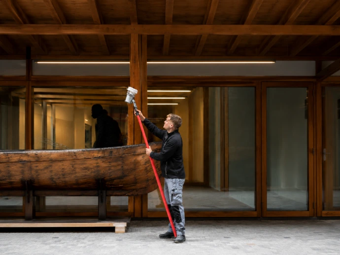 Technieker van The Belgian voert installatiewerk uit op locatie