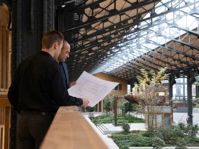 The Belgian bespreekt technische plannen op een projectlocatie